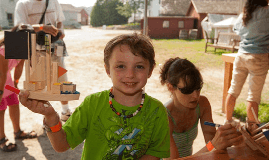 kids build a boat image